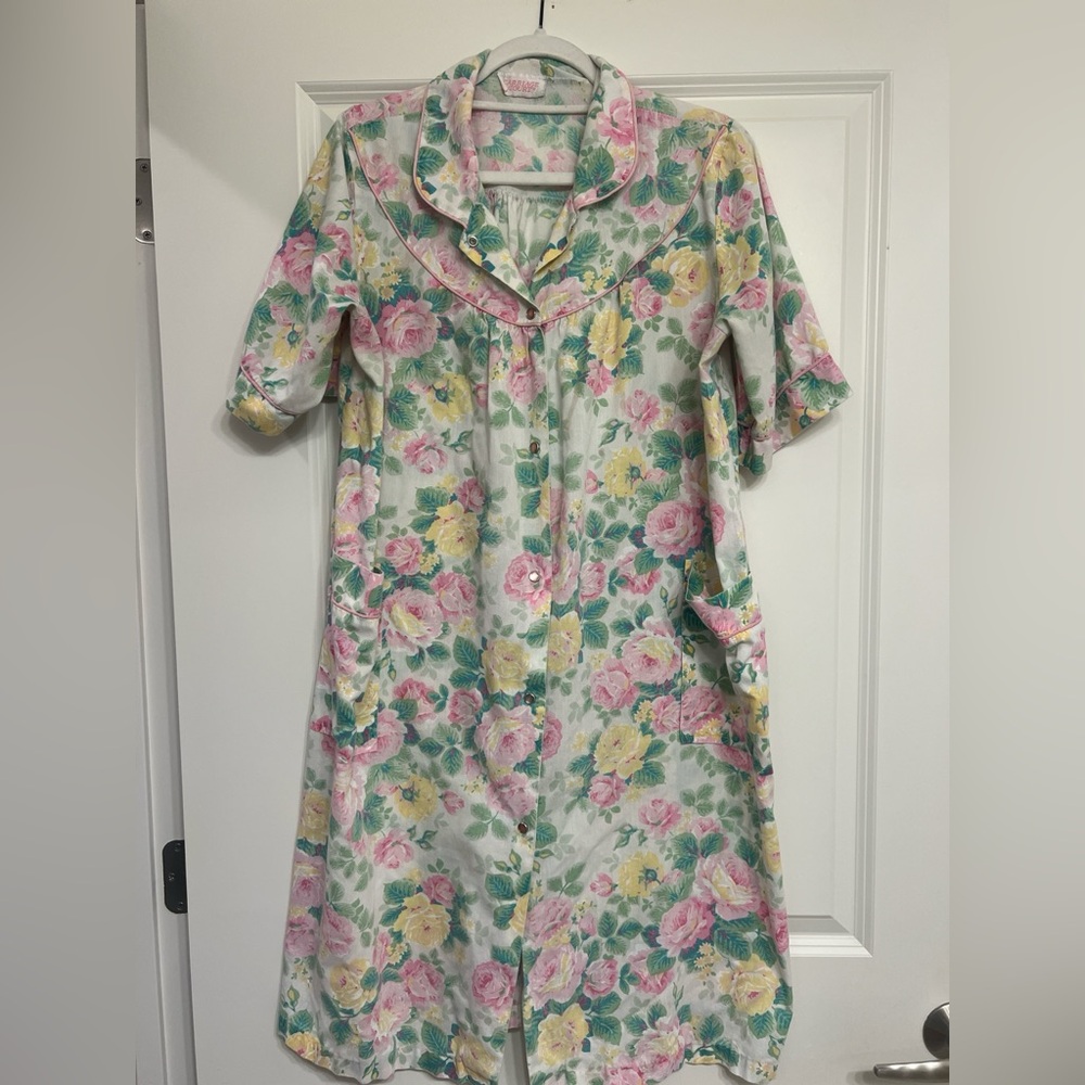 Vintage Carriage Court Floral Short-Sleeve House Dress made in USA medium